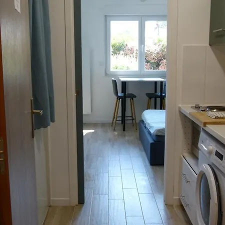 Et Bureau Propre, Fonctionnel Apartment Cluses